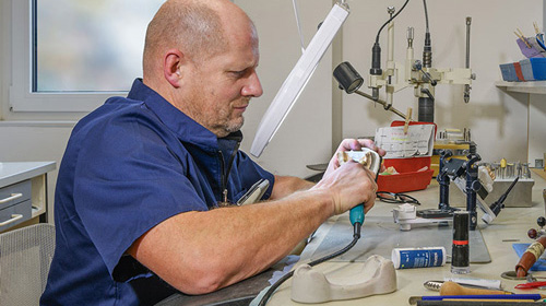 Zahnersatz aus eigenem Meister-Dentallabor